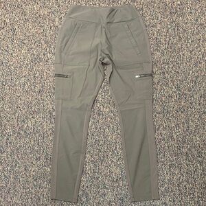 Athleta Headlands Hybrid Cargo Pants EUC 4 Women’s
